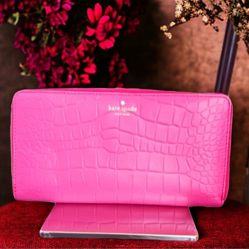 Kate Spade zip around wallet EUC